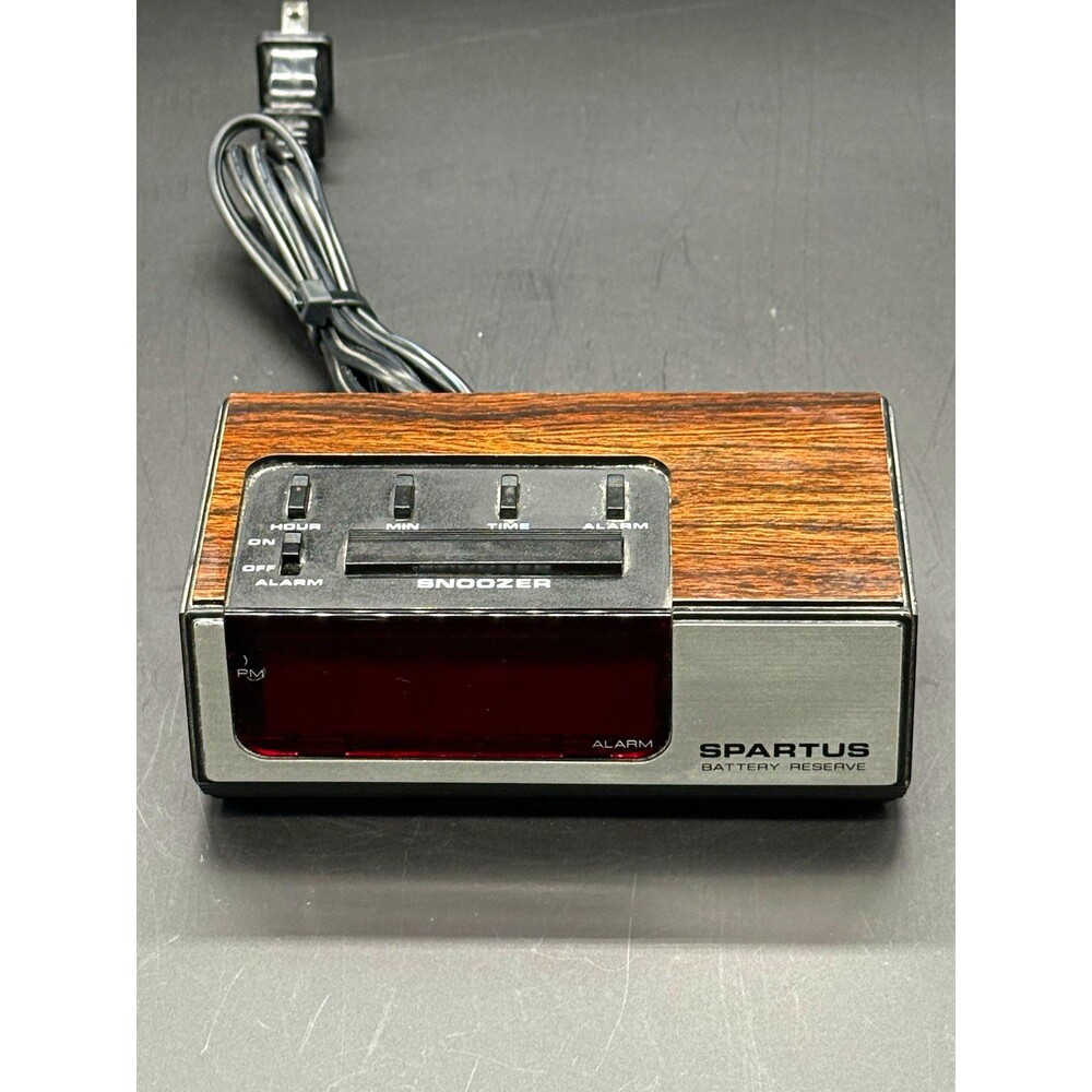 Spartus Polaris 1106 Digital LED Alarm Clock Snooze Battery Backup Woodgrain